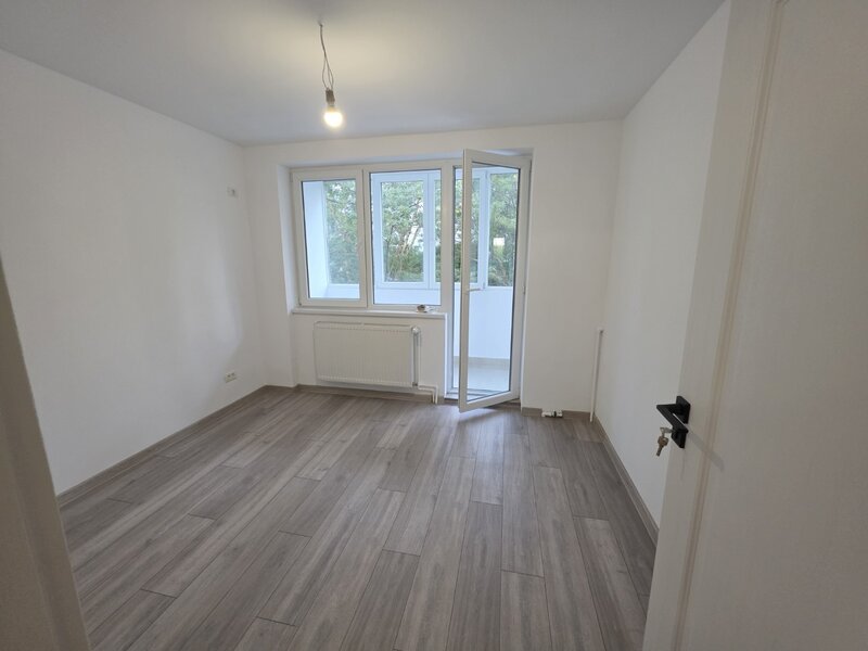 Baba Novac,10 minute metrou Dristor sau Piata Muncii, Sectia 12, 2 balcoane